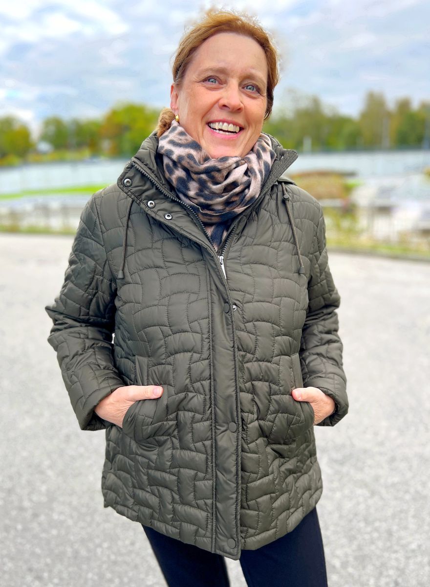 Sylvia lett vattert jakke mørk oliven