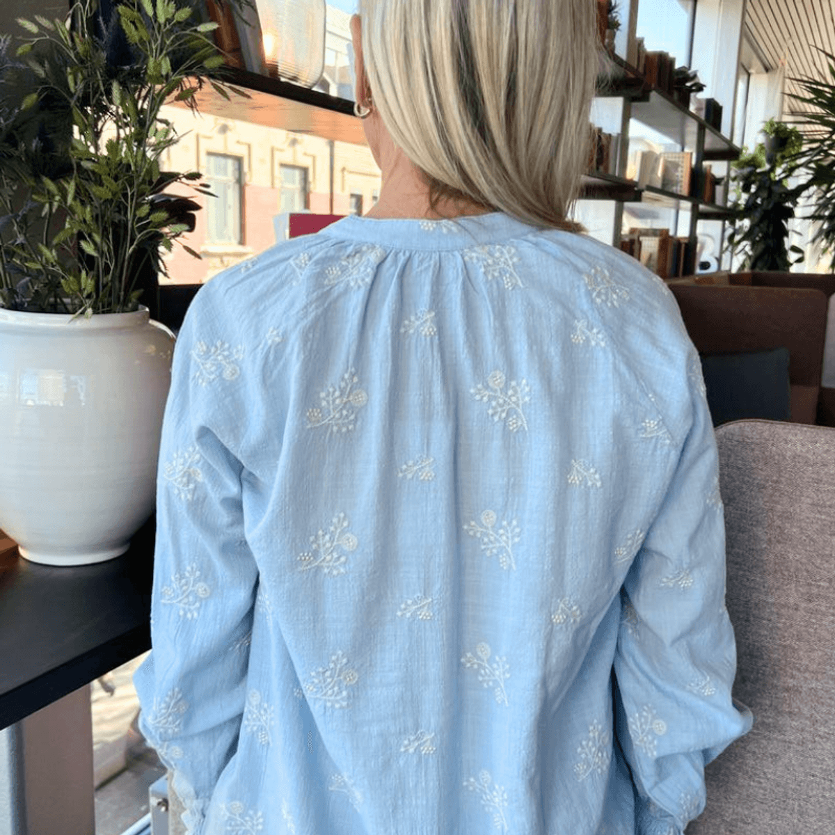 Tonje bluse lys blå broderi