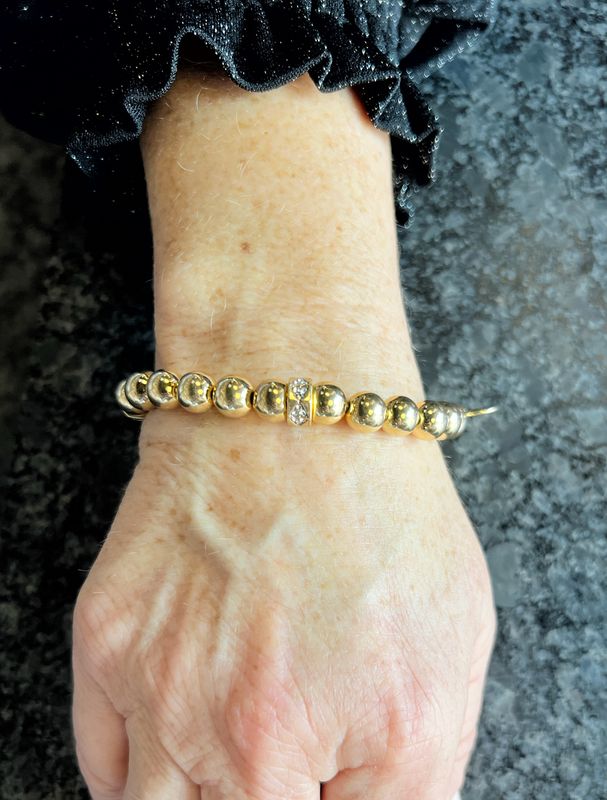 Armbånd i gull med krystaller og kuler