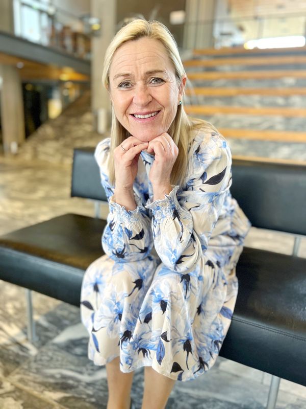 Marianne kjole med blå blomster