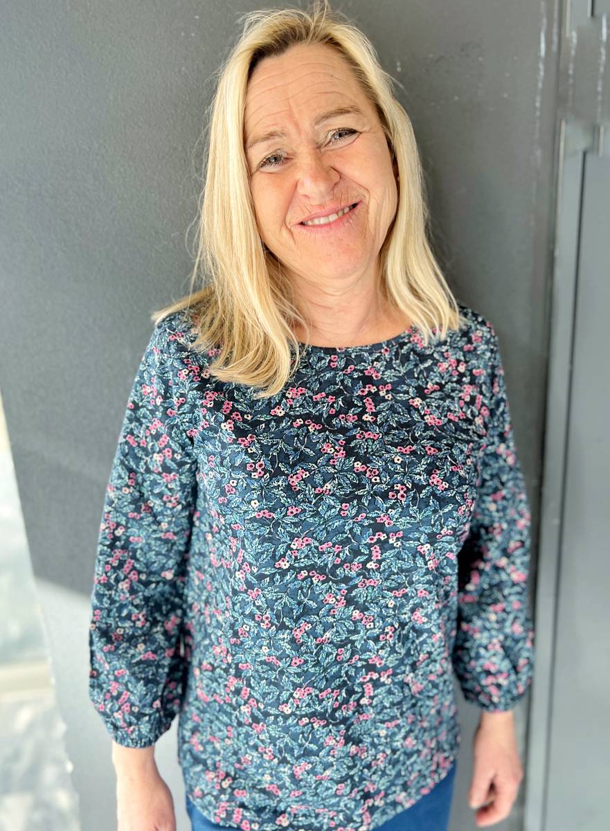 Julie topp blå blomst